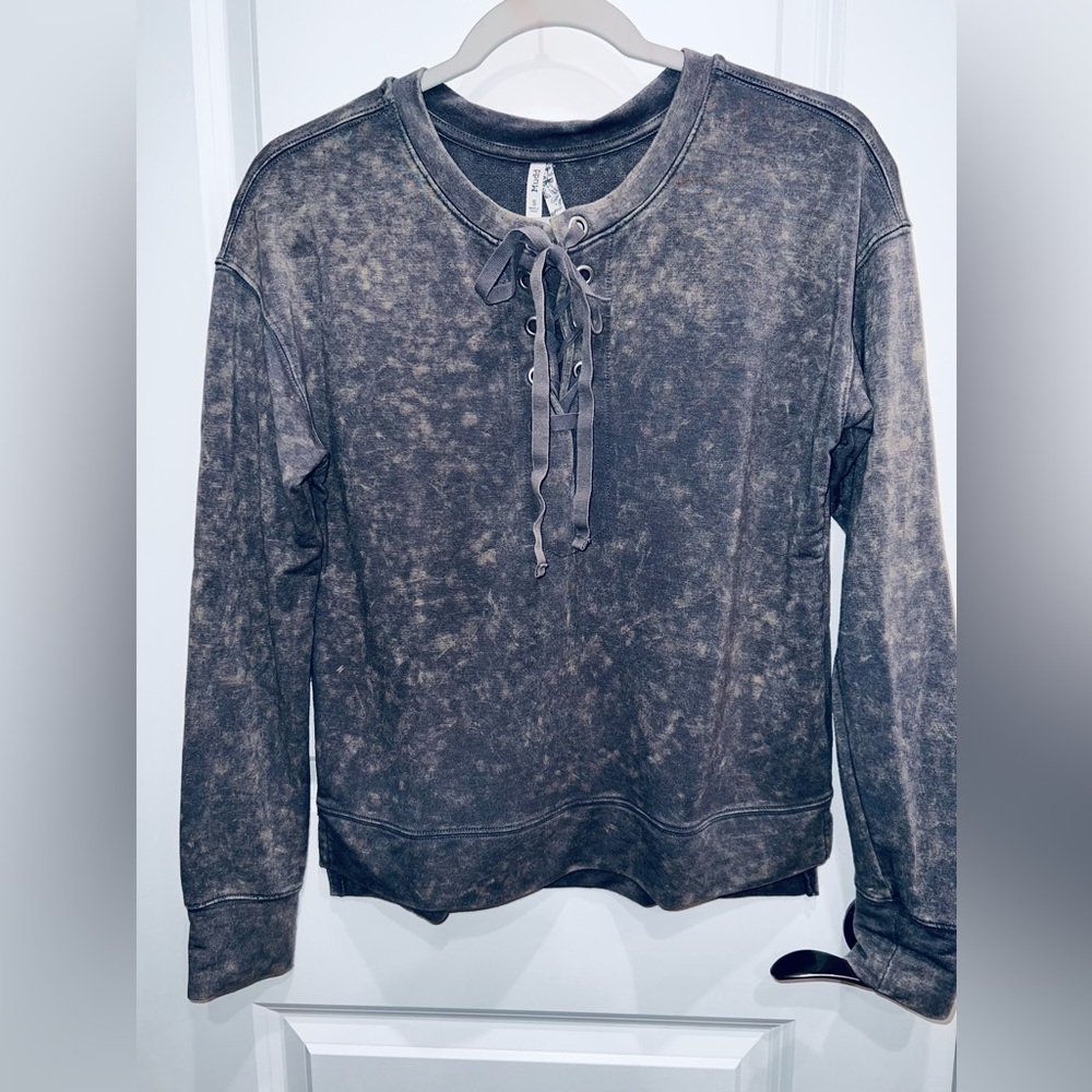 Mudd Woman’s Long Sleeve Tie Dye Marble Lace Up Soft Jersey Knit Top Size Small